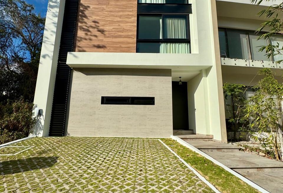 House for sale in Senderos de Mayakobá