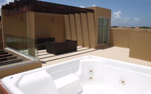 Penthouse with Private Rooftop and Jacuzzi in Playacar II, Playa del Carmen